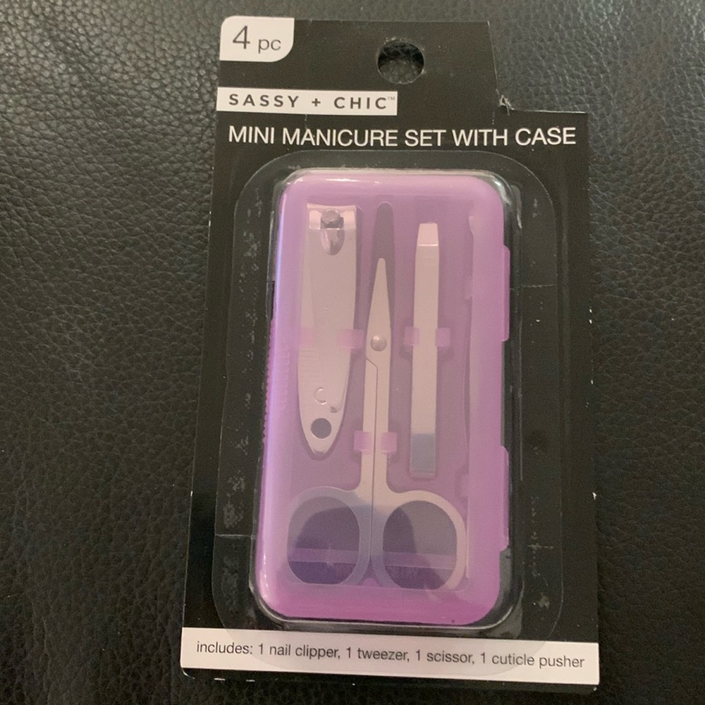 4peices mini manicure set with plastic case NWT purple case